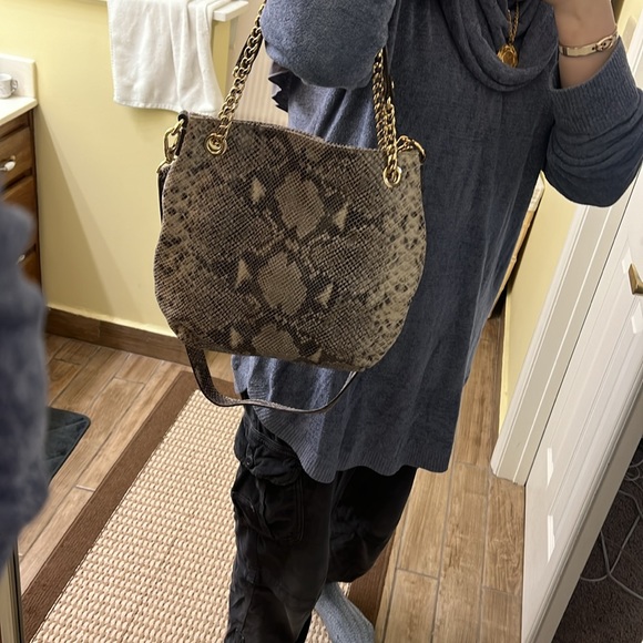 Micheal kors bag cross and shoulder bag - Picture 11 of 14